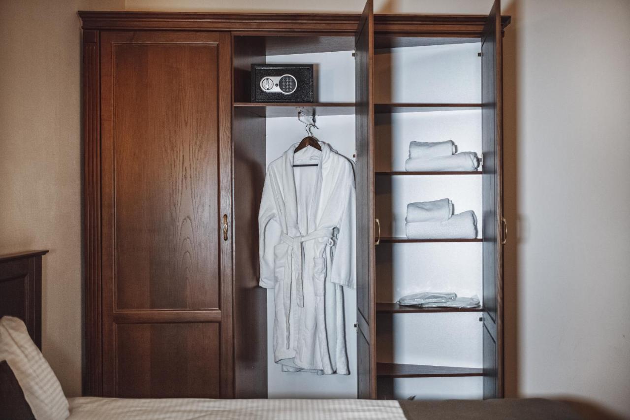 Ekaterinoslav Hotel Dnipro Bagian luar foto
